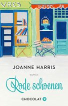 Boekcover met de titel 'Rode schoenen' van Joanne Harris, met een illustratie van een winkelpand.