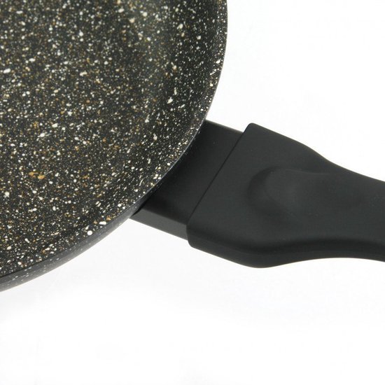 Detail van de bevestiging van het zwarte handvat aan een koekenpan met marmercoating.