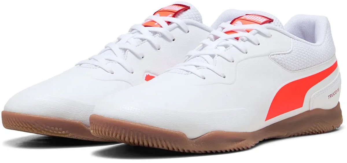 Puma Truco III zaalvoetbalschoenen in wit met oranje accenten, EU 42, ontworpen voor comfort en stabiliteit.