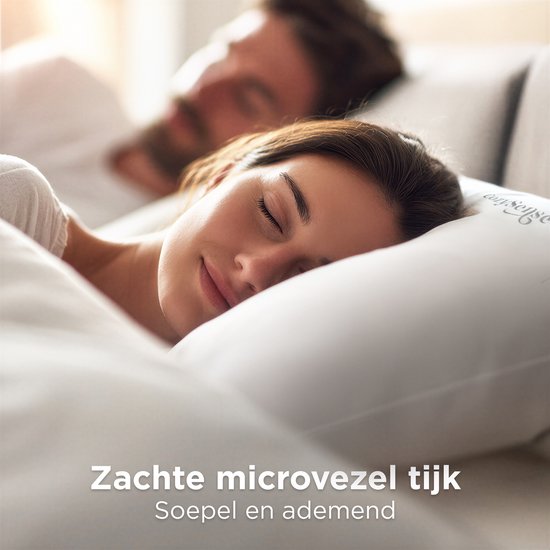 Vrouw slaapt op een wit CozySense kussen. 'Zachte microvezel tij, soepel en ademend'.