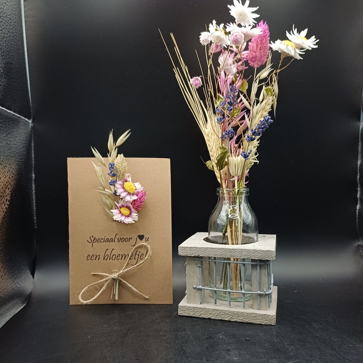 Kaart "Speciaal voor jou een bloemetje" met fleurige droogbloemen en 1 vaasje met droogbloemen in een houten tray met gaas - cadeau - fleurig - decoratie - interieur - wonen - vaas - lavendel - wenskaart