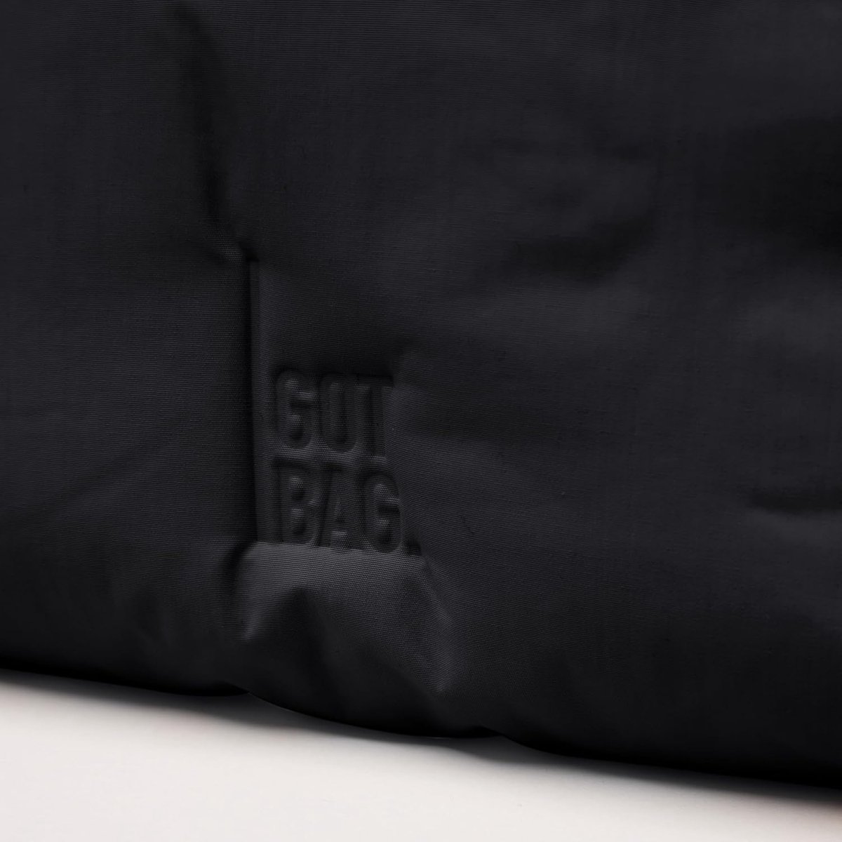 Grote Schoudertas van Gerecycled Puffer Nylon met Magneetsluiting