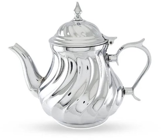 Théière marocaine argentée avec motif torsadé et anse élégante.