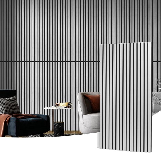 Lamelles verticales blanches avec accents noirs, dans un salon meublé.