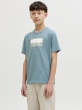 Jongens T-shirt in blauwgroene kleur met een rechthoekige print van 'JACK & JONES'.