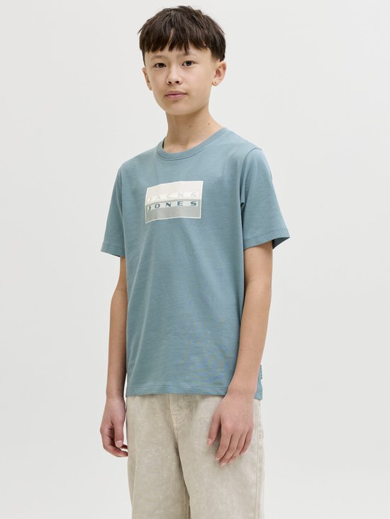 Jongens T-shirt in blauwgroene kleur met een rechthoekige print van 'JACK & JONES'.
