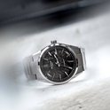 Casio Edifice herenhorloge met een zilverkleurige metalen band en een zwarte wijzerplaat met marmerpatroon. De datum staat op de 3 uur positie.