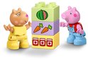 Peppa Pig en Suzy Schaap LEGO Duplo figuren staan naast gestapelde bouwstenen met watermeloen, wortels en potjes jam.