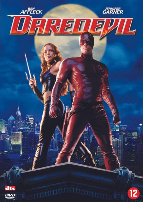 Daredevil poster met Ben Affleck in rood kostuum en Jennifer Garner met wapens, met de stad New York op de achtergrond.