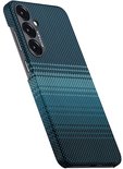 Schuin aanzicht van een blauw telefoonhoesje van aramidevezels met een horizontaal streepjespatroon.