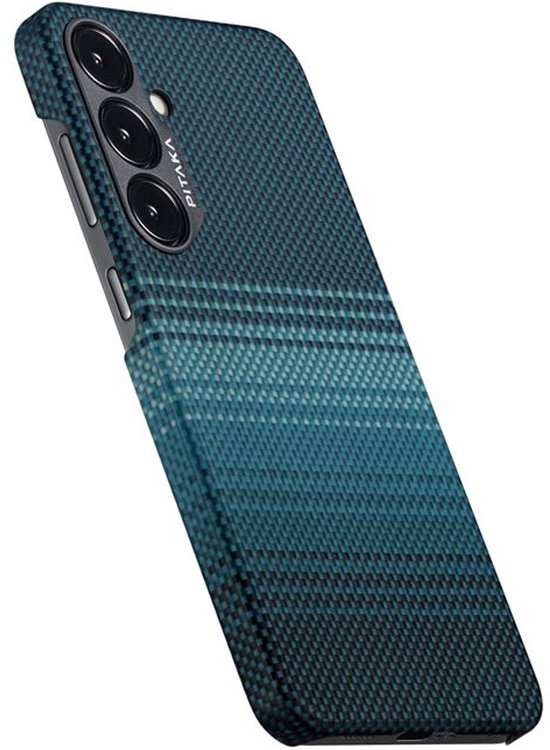 Schuin aanzicht van een blauw telefoonhoesje van aramidevezels met een horizontaal streepjespatroon.