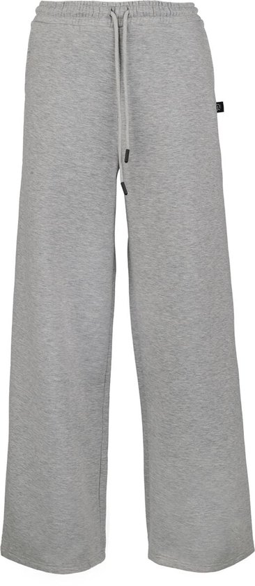 Avant d'un pantalon de survêtement ample gris clair avec taille élastique et cordon de serrage, avec étiquette logo noire.