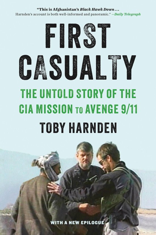 Boekcover met de titel "First Casualty: The Untold Story of the CIA Mission to Avenge 9/11" door Toby Harnden, met een foto van drie mannen in Afghanistan.
