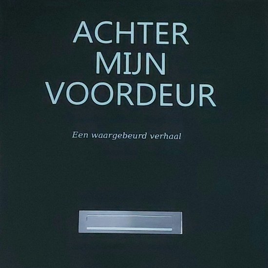 Boekomslag met de tekst 'ACHTER MIJN VOORDEUR' en 'Een waargebeurd verhaal'. Zwart met witte tekst.