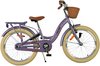Paarse kinderfiets met bruine zadel, mandje, bagagedrager en bloemendecoratie, gezien vanaf de rechterkant.
