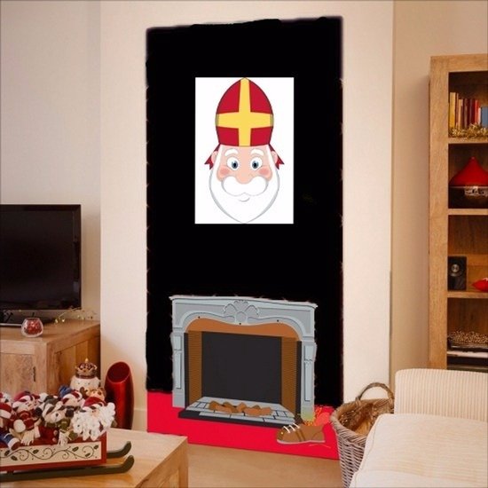 Sinterklaas gezicht als muurdecoratie boven een open haard.