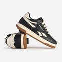 Zwarte Heelys sneaker met crèmekleurige accenten, veters en op de zool gemonteerde rollen.