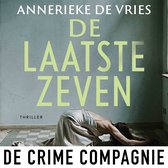 Boek "De Laatste Zeven" van Annerieke de Vries. Een vrouw in een zijden jurk ligt op de grond.