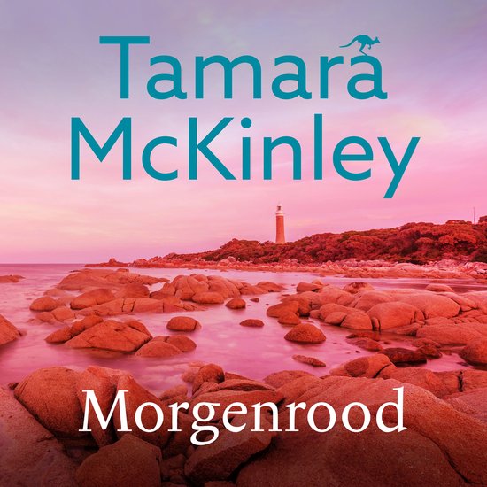 Boekomslag met de titel Morgenrood en de naam Tamara McKinley, tegen een zonsondergang aan de kust met rotsen en een vuurtoren.