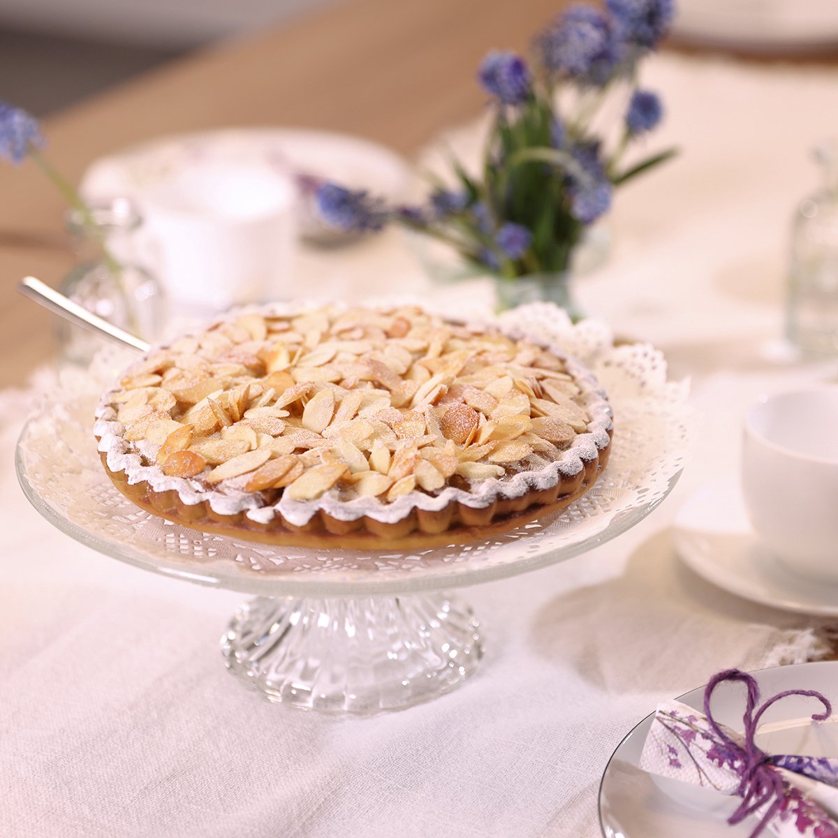 Decoratieve amandeltaart voor etalages en bakkerijen, bedrieglijk real