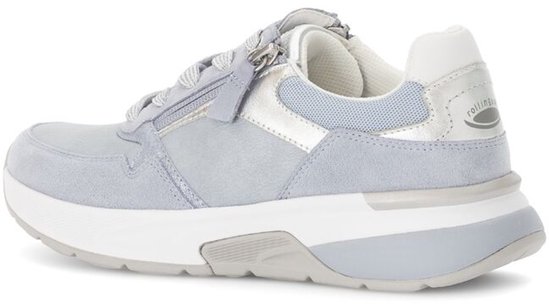 Lichtblauwe Gabor sneaker met zilvere details, witte zool en ritssluiting.