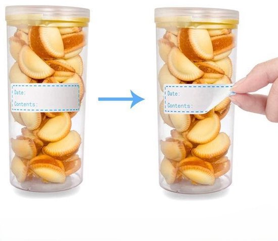 Twee glazen potten gevuld met koekjes. Op de potten zijn blanco houdbaarheidsstickers geplakt. Eén sticker wordt door een hand verwijderd.