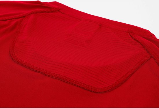 T-shirt rouge avec texture sur l'épaule et coutures fines.