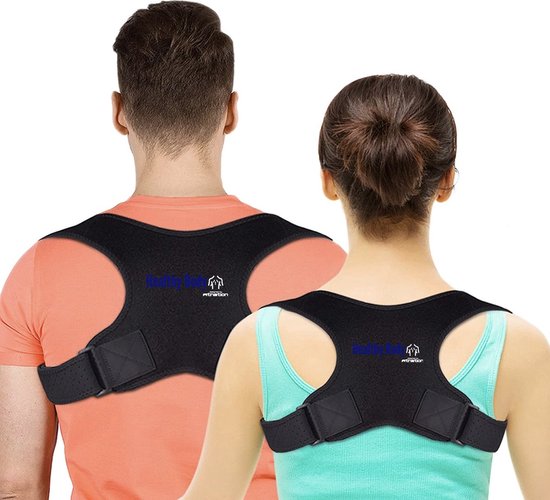 Man en vrouw dragen de zwarte rugbrace op hun rug. Beide vanuit achteren gezien.
