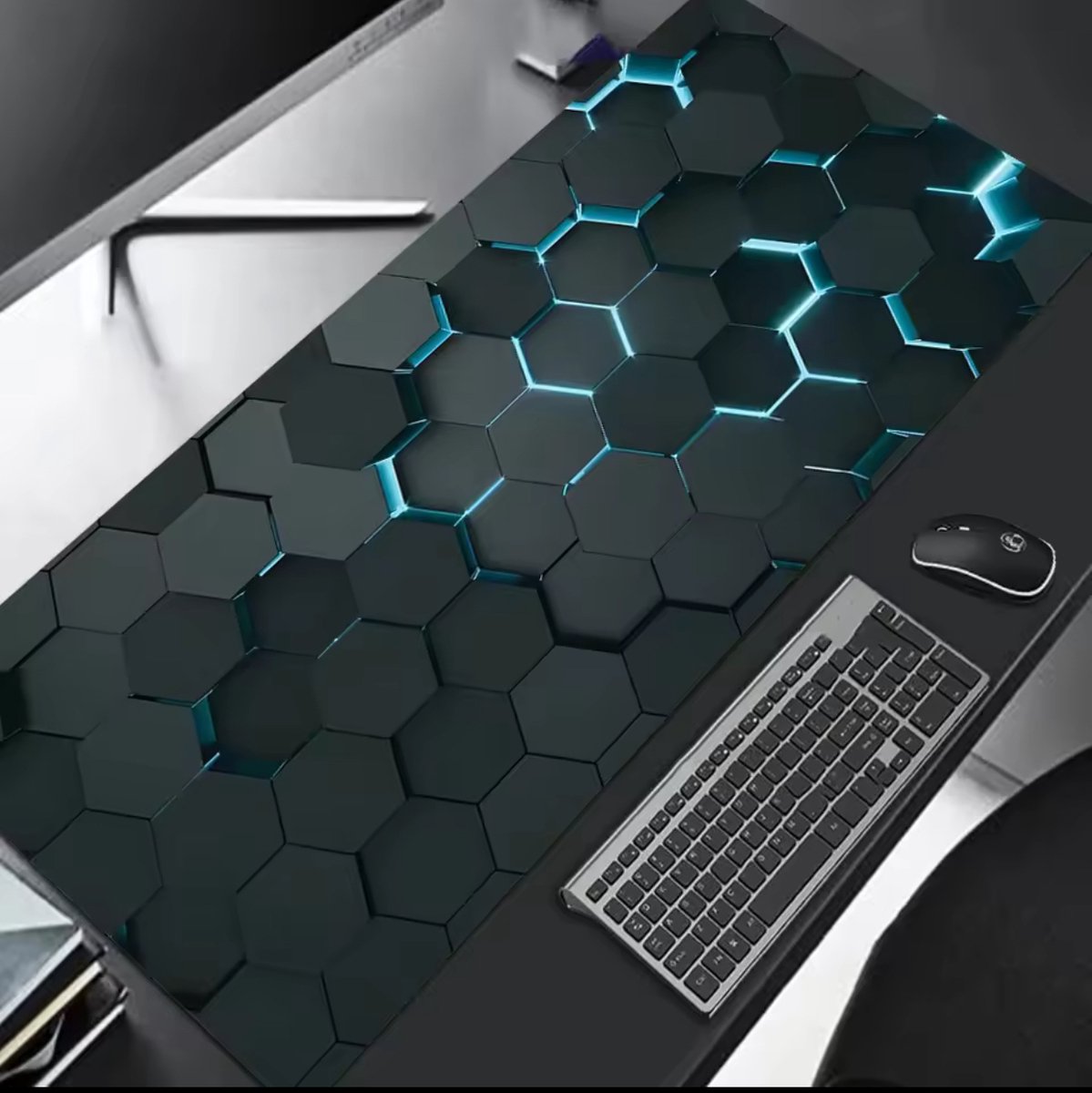 Bureau Onderlegger XXL 800x300 mm – Anti-Slip Muismat – Hexagon Design met Blauwe Gloed – Waterbestendig & Duurzaam