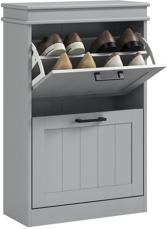 Grijze schoenenkast met 1 open klep met schoenen. Deurtje onderaan gesloten met zwarte handgreep.
