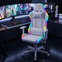 Gamerstoel met RGB-verlichting, ingesteld in een game-opstelling met meerdere monitoren.