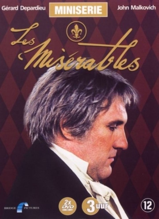 Gérard Depardieu als Jean Valjean in de miniserie Les Misérables. Gedetailleerd portret van een man met grijs haar en een wit hemd.