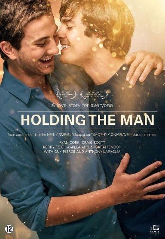 Filmaffiche van 'Holding The Man' met twee lachende mannen die elkaar omhelzen.