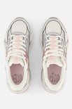 Bovenkant van witte Skechers S2K sneakers met roze en zilverkleurige details.