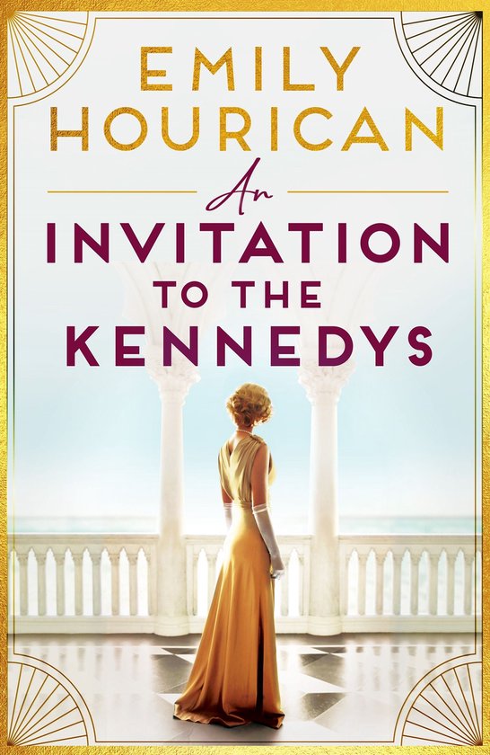 Boek kaft met de titel 'An Invitation to the Kennedys' van Emily Hourican. Een vrouw in een gouden jurk staat op een balkon.