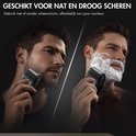Man met scheerapparaat. Links droog geschoren, rechts met scheerschuim.