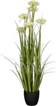 Een hoge, groene kunstplant met witte bloemen en lange bladeren in een zwarte pot.