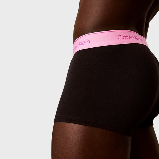 Zij-aanzicht van een zwarte Calvin Klein boxershort met roze tailleband.