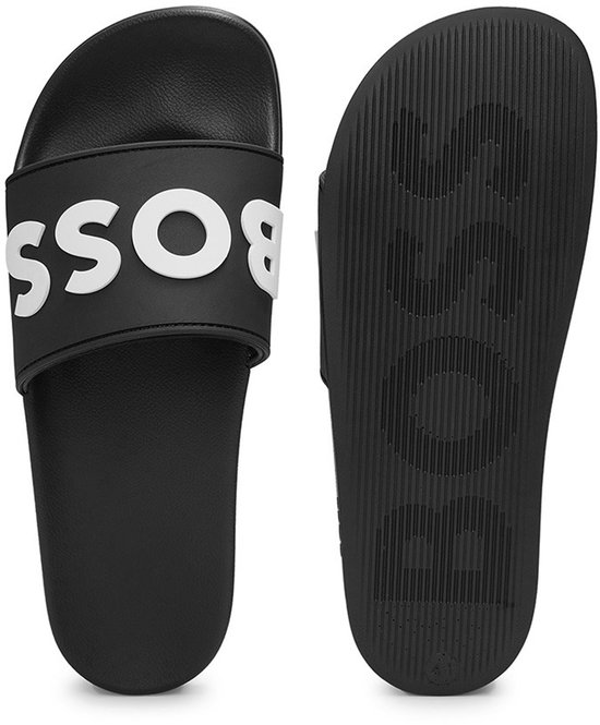 Zwarte BOSS slippers, bovenkant met witte BOSS-letters, zool met ribbels en logo.