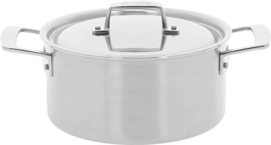 Casserole en inox argentée avec couvercle et deux poignées incurvées.