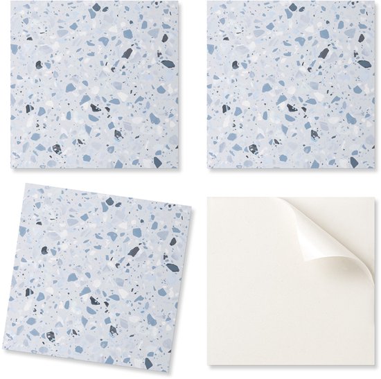 Vierkante vinyl tegels met een lichtblauw terrazzo patroon. Eén tegel is omgeklapt om de zelfklevende achterkant te tonen.