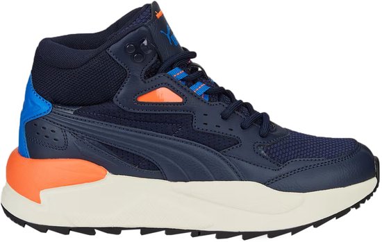 Basket montante Puma bleu marine avec des accents orange et des détails bleus sur le col. Semelle blanche et semelle extérieure noire.