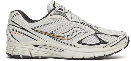 Witte Saucony Guide 7 sneaker met mesh, zwarte lijnen en gouden details.