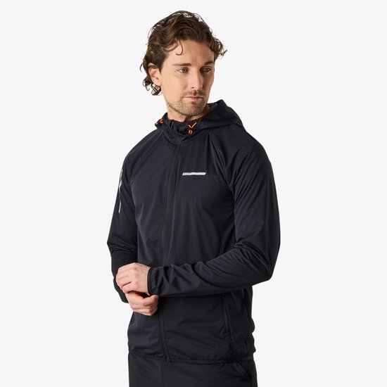 Man poseert in zwarte, lichte hardloopjas met capuchon en oranje accenten op de capuchon.