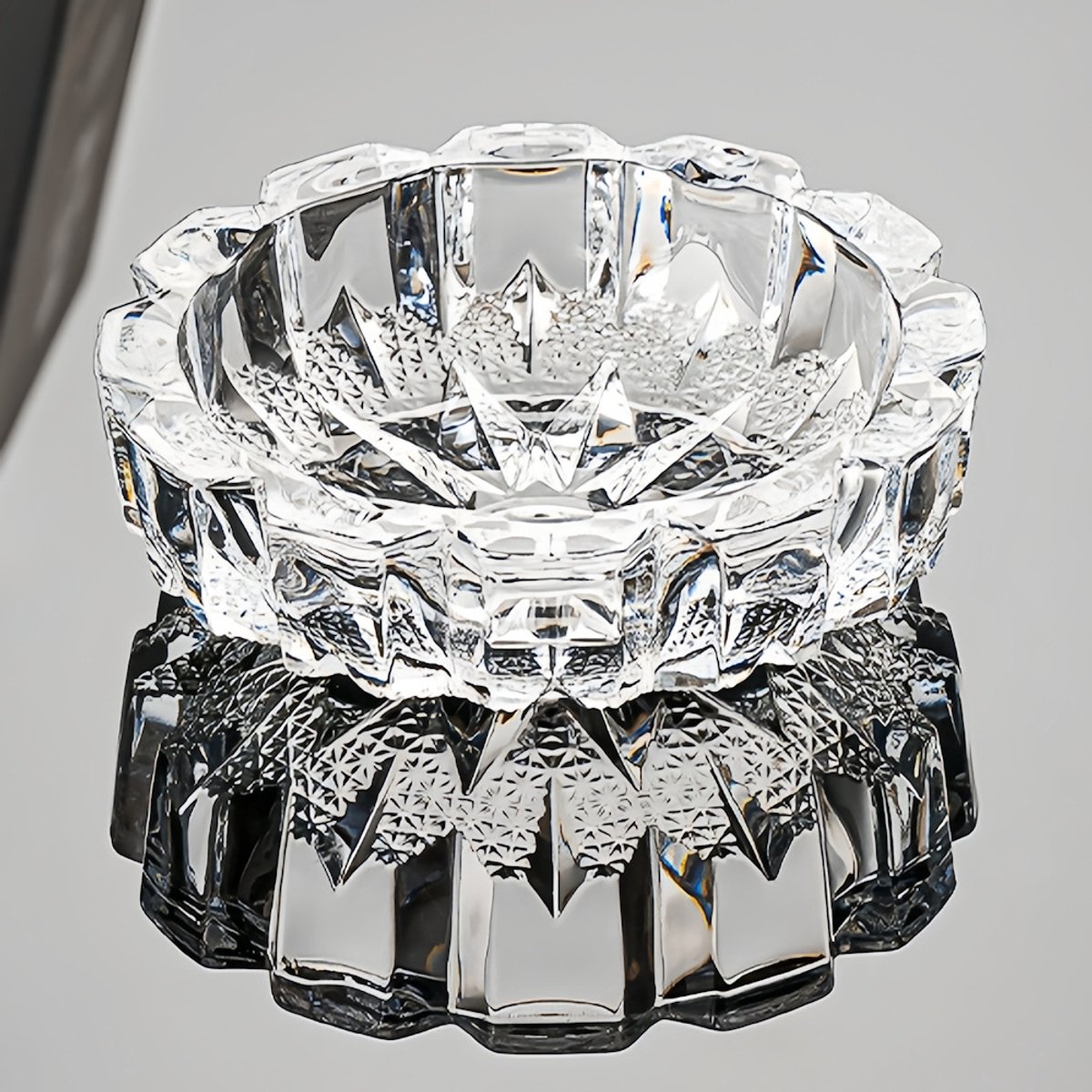 Decopatent - Luxe Glazen Asbak Rond 16 Cm - Transparant Design - Stevig Glas - Asbak voor Binnen en Buiten gebruik - Stijlvolle Ronde Asbak - Afm: 16 x 16 x 5.3 Cm.