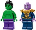LEGO Hulk minifiguur met groene huid en paarse broek, naast LEGO Thanos.