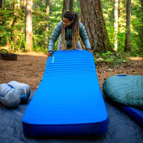 Zelfopblazende Slaapmat - Kampeer Matras - Comfortabel Kamperen - 4.25 Inch Dik - 195 x 63 cm - Marine Blauw — afbeelding 4