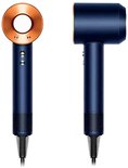 Blauwe Dyson haardroger met koperkleurige ring, voorkant en zijaanzicht. Met accessoires.