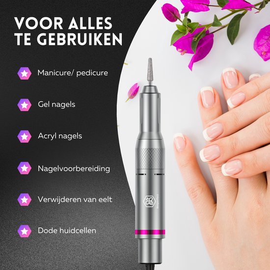 Zilverkleurige elektrische nagelvijl met roze accenten naast handen met manicure. Voor nagels en eelt.
