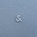 Blauw poloshirt met geborduurd '&'-symbool.